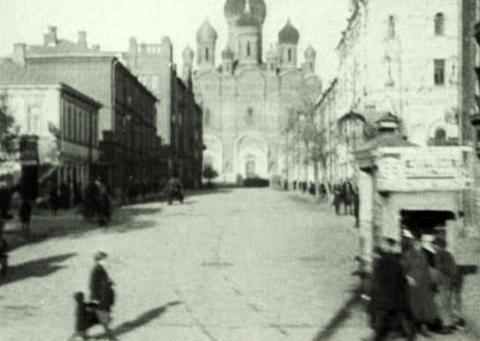 Собор во имя Святого Александра Невского на Миусской площади. Кадр из фильма «Третья Мещанская». 1927 год